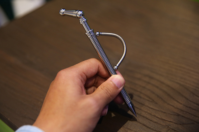 העט הגמיש בעיצוב מטאלי