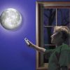 מנורה בצורת ירח עם שלט לקביעת צורת הירח