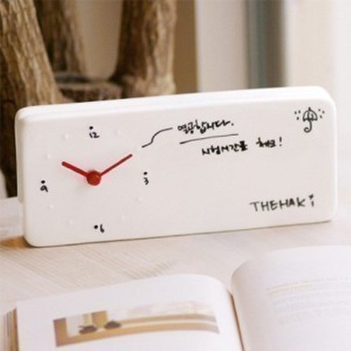 שעון שולחני עם לוח תזכורות (ממו) מובנה