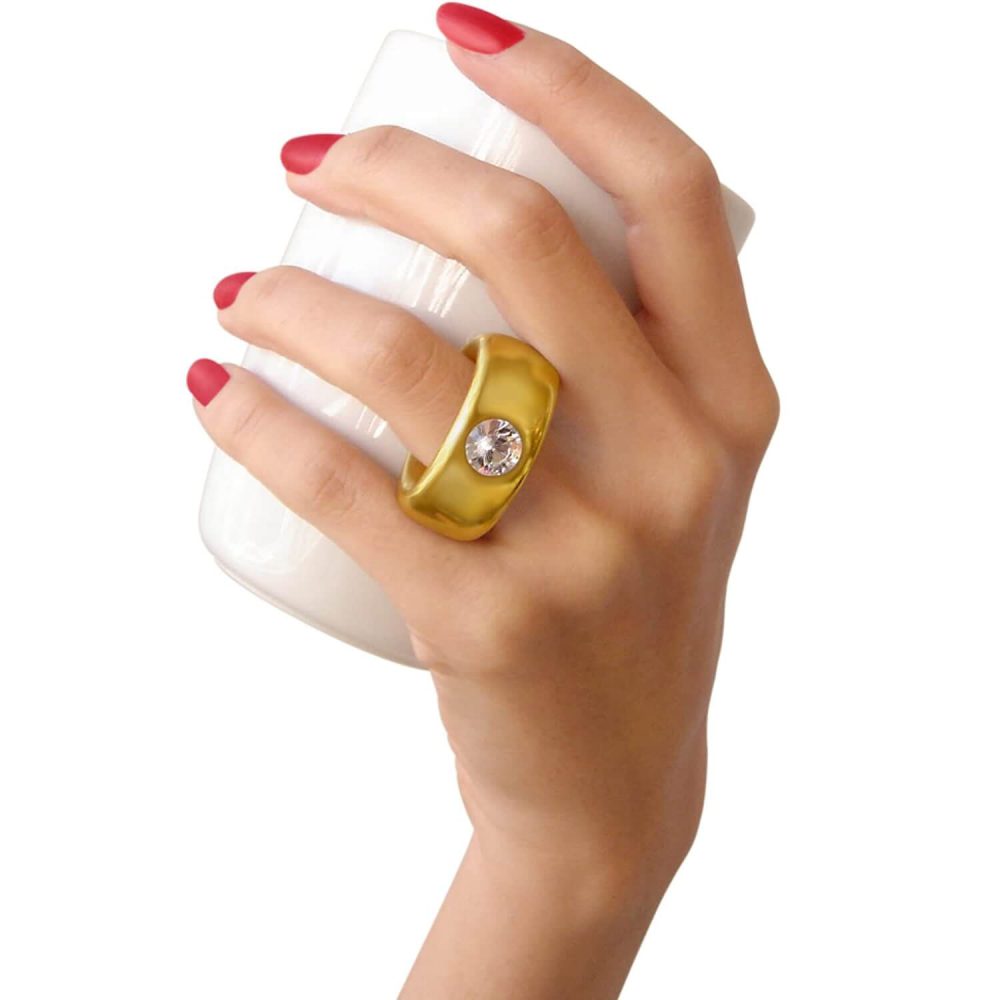 טבעת אירוסין בספל משקה